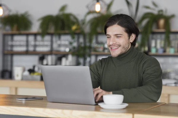 Jovem empresário feliz conversando com clientes online — Fotografia de Stock