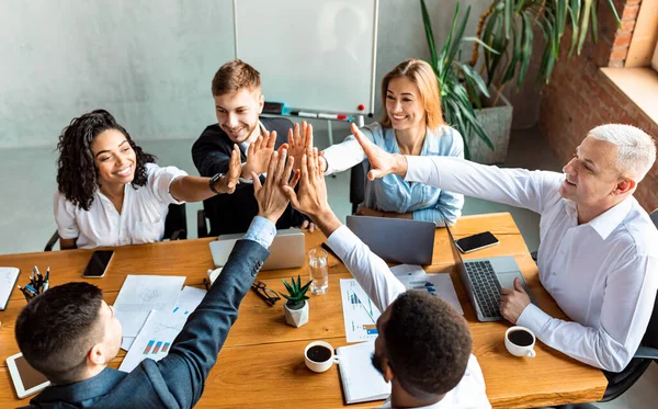 Ευτυχισμένοι συνάδελφοι δίνοντας κόλλα πέντε γιορτάζει την επιτυχία των επιχειρήσεων κάθεται στο γραφείο — Φωτογραφία Αρχείου