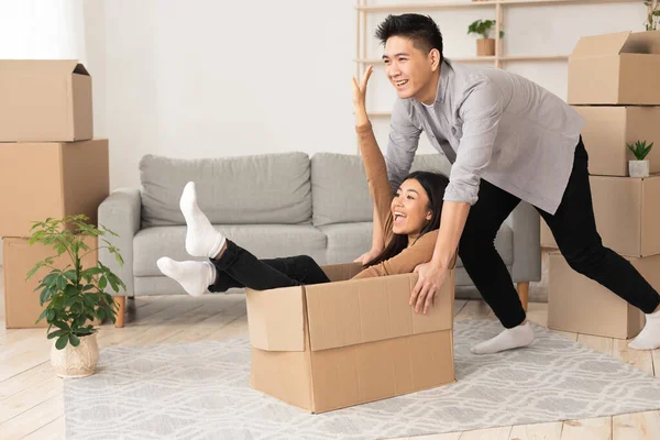 Feliz homem e mulher se divertindo em seu novo apartamento — Fotografia de Stock