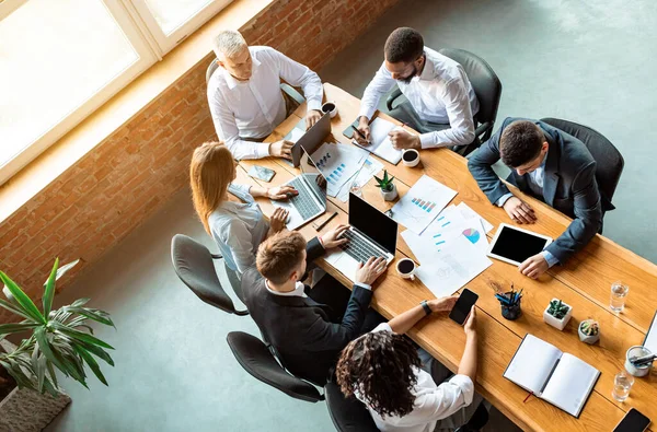 Colleagues Working Together Sitting In Modern Office, Above View — Stock Photo, Image