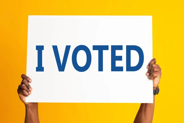 Africký americký vlastenec s nápisem I Hlasoval na barevném pozadí, zblízka — Stock fotografie