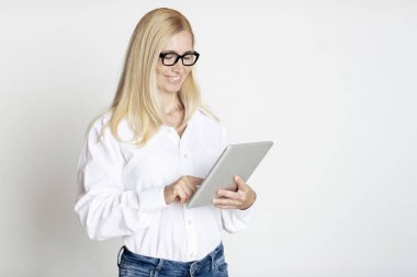 Modern Stüdyoda Tablet Kullanan Olgun İş Kadını