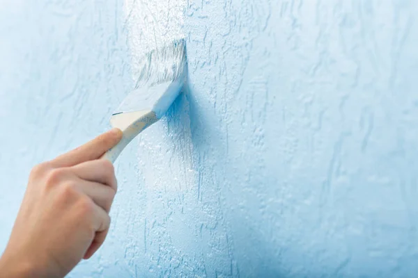 El hombre pinta la pared con pincel, de cerca — Foto de Stock