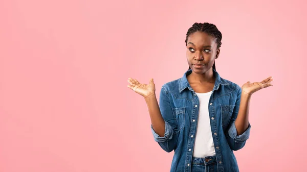Puzzled Girl Holding Two Invisible Objects Choosing Over Pink Background — Stock Photo, Image