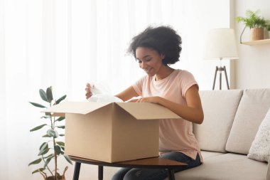 İyi ki kız kanepeye oturarak alışveriş yapıyor.