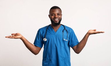 Mavi üniformalı mutlu terapist avuçları havada