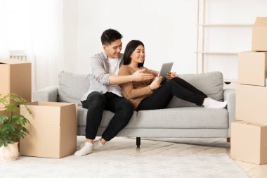 Asyalı çift yeni daire tasarımını seçiyor