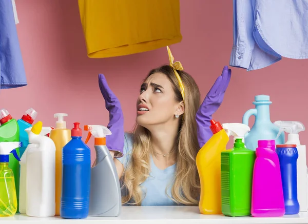 Cansado de concepto de limpieza. Ama de casa levanta las manos —  Fotos de Stock