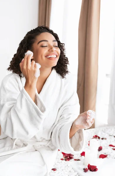 Wanita afro emosional bermain dengan busa, memiliki spa di rumah — Stok Foto