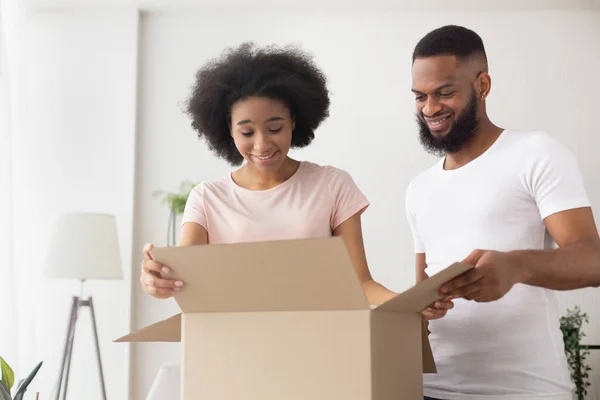 Feliz Africano americano millennial casal caixa aberta — Fotografia de Stock