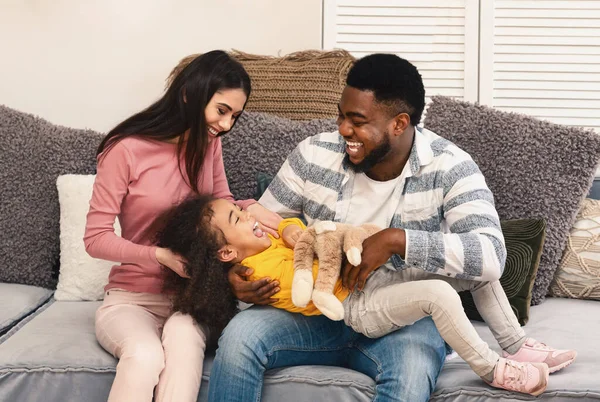 Afro-americano pai e europeu mãe cócegas filha — Fotografia de Stock