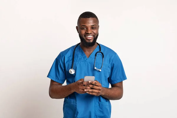 积极的非洲治疗师通过电话与病人交谈 — 图库照片