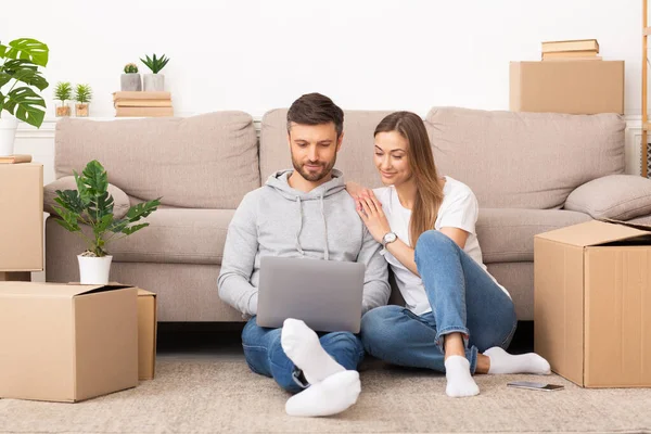 . Couple in love enjoys a new apartment — Stock Photo, Image