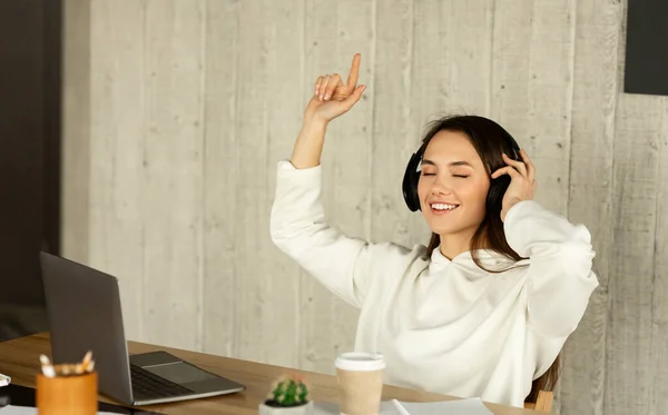 Romper la música. Chica en el lugar de trabajo levanta la mano —  Fotos de Stock