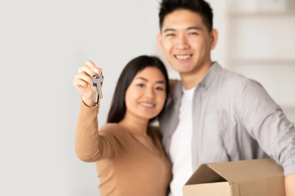 Chiński mężczyzna i kobieta pokazuje klucz z ich mieszkania — Zdjęcie stockowe