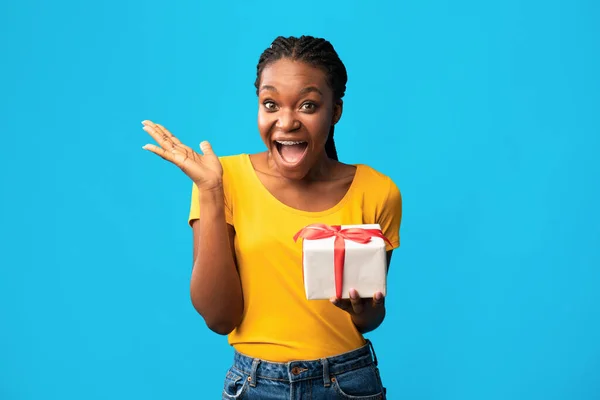 Happy Woman Holding Wrapped Box Shouting Posing On Blue Background — Stock Photo, Image