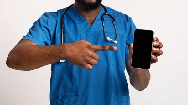 Dokter wijst naar lege moderne mobiele telefoon — Stockfoto