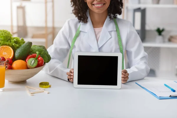 Beskuren av afrikansk dietolog som håller digital tablett med tom skärm — Stockfoto