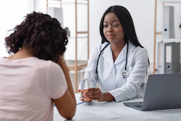 Mujer negra médico consolando a su paciente llorando —  Fotos de Stock