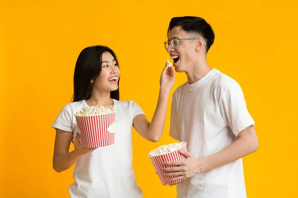 Romantyczna azjatycka młoda para ogląda razem film — Zdjęcie stockowe
