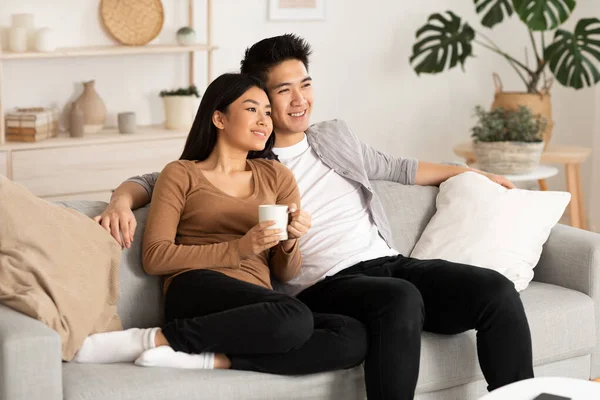 Φιλιππινέζικο ζευγάρι ξεκουράζεται στο σπίτι και βλέπει τηλεόραση — Φωτογραφία Αρχείου