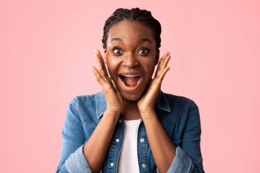 Heyecanlı Afrikalı Kız Bağırıyor Ellerinde Kesik Surat, Pembe Arkaplan