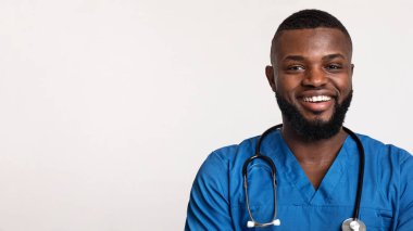 Gülümseyen Afro-Amerikan doktorun yakın portresi.