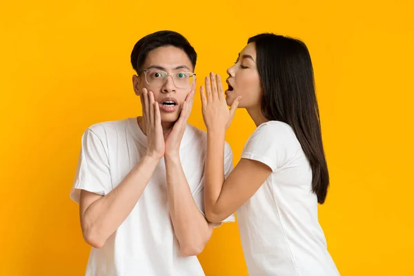 Asiática jovem mulher compartilhando notícias chocantes com seu namorado — Fotografia de Stock