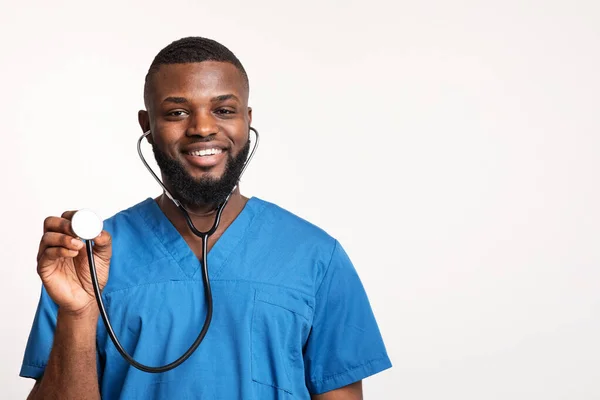 Médico africano alegre pronto para examinar paciente — Fotografia de Stock