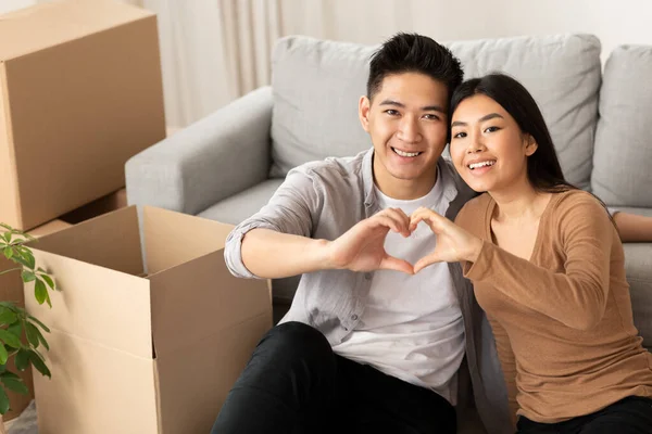 Feliz joven asiático pareja haciendo corazón signo con los dedos —  Fotos de Stock