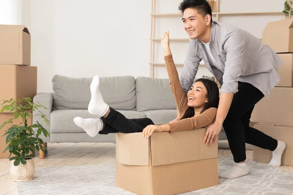 Coreano hombre y mujer tener divertido en su nuevo apartamento —  Fotos de Stock