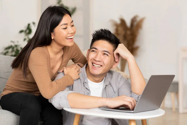 Mladý asijský pár pomocí notebook u nich doma — Stock fotografie