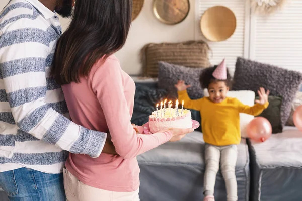 Africký americký otec a evropská matka dát dort na dítě — Stock fotografie