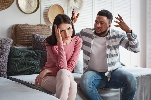 El padre afroamericano y la madre europea son peleas — Foto de Stock