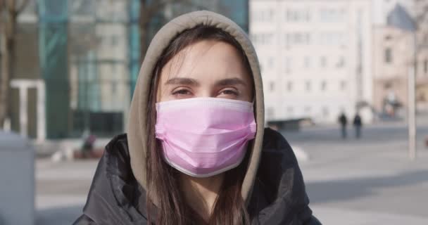 Портрет молодой туристки в защитной маске — стоковое видео