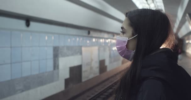 Mulher com máscara facial proteção viajar subterrâneo — Vídeo de Stock