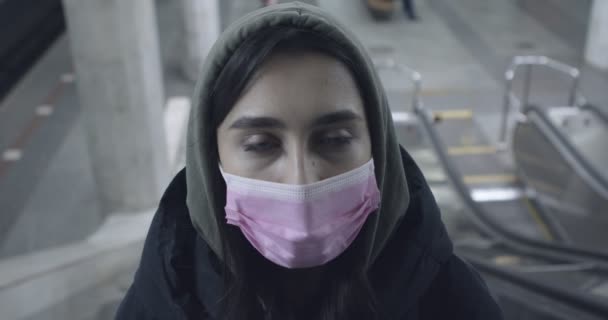 Mujer joven con máscara facial contra Covid-19 — Vídeo de stock