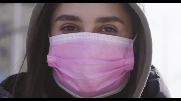 Внешний портрет молодой женщины в защитной маске — стоковое видео