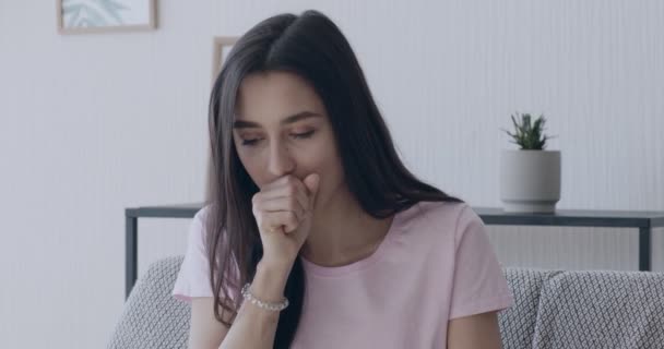 Millennial vrouw hoesten nauwelijks thuis interieur — Stockvideo