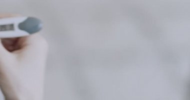 Elektronik termometre 39.1 santigrat derece gösteriyor.