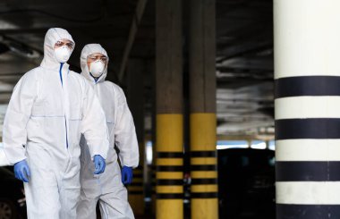 Virüs koruması altındaki adamlar karantinada devriye geziyor.