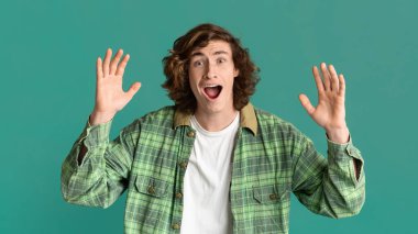 İyi şanslar ve zafer. Renkli arka planda sevinçten haykıran binlerce yıllık adam.