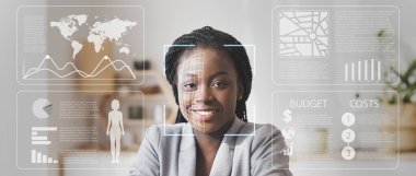 Afrika kökenli Amerikalı iş kadınının odak dışı bırakılmış ofisinde görüntülenmesi ekranda iki kat fazla bilgiyle