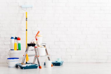 Düz ve iç mekanlarda tamir yapmak için alet ve boya seti