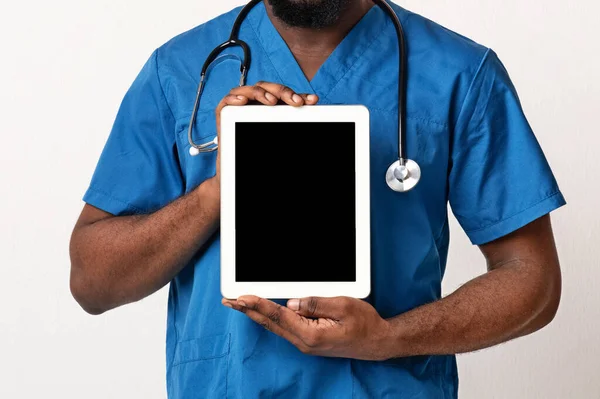 Tela de tablet digital em branco em mãos de terapeuta afro-americano — Fotografia de Stock