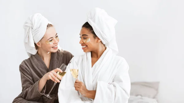 Vriendinnen proberen nieuw beauty product, champagne drinken — Stockfoto