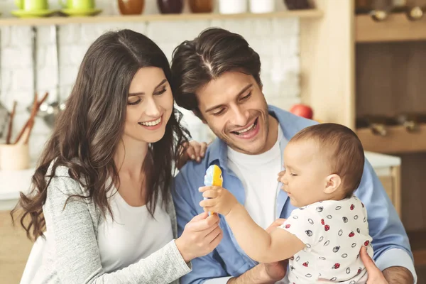 Ebeveynler mutfakta tatlı bir bebekle oynuyorlar. — Stok fotoğraf