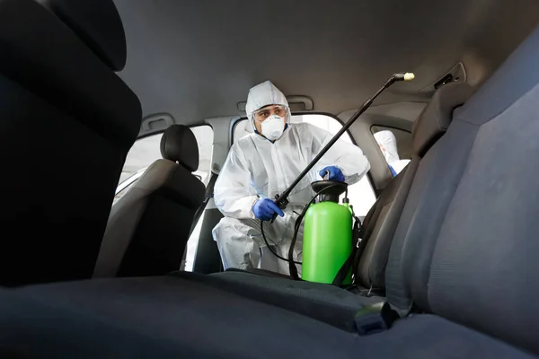 코로나 바이러스 하스 매트에 있는 카시트의 뜨거운 증기 소독 — 스톡 사진