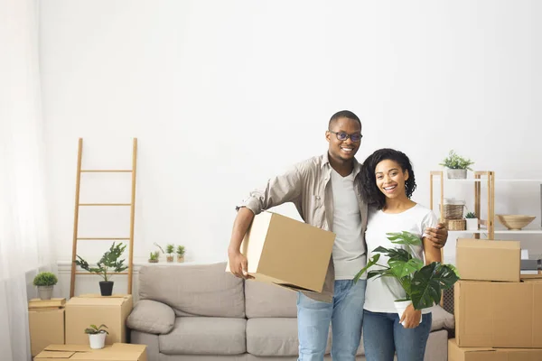 Casal jovem se mudando para um novo apartamento — Fotografia de Stock