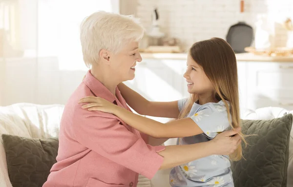 Family of grandmother and grandchild enjoying time together at home — Stock Photo, Image